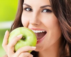Когда полезнее есть яблоки: утром или вечером, до еды или после 