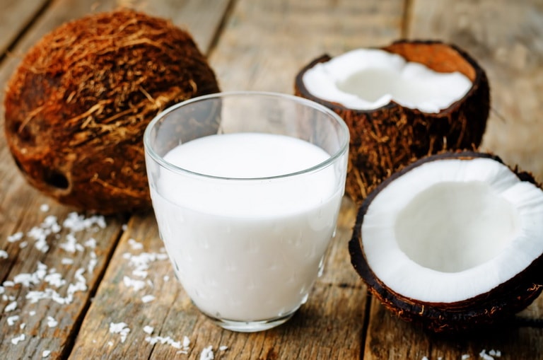 Кокосовое молоко: польза и вред для организма человека 