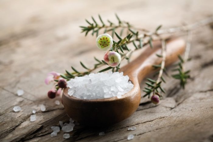 Чем полезна морская соль для ногтей и рецепты её применения 