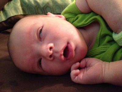 Что делать, если младенец закатывает глаза? 