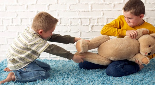 Что делать, если ребенок не делится игрушками? 