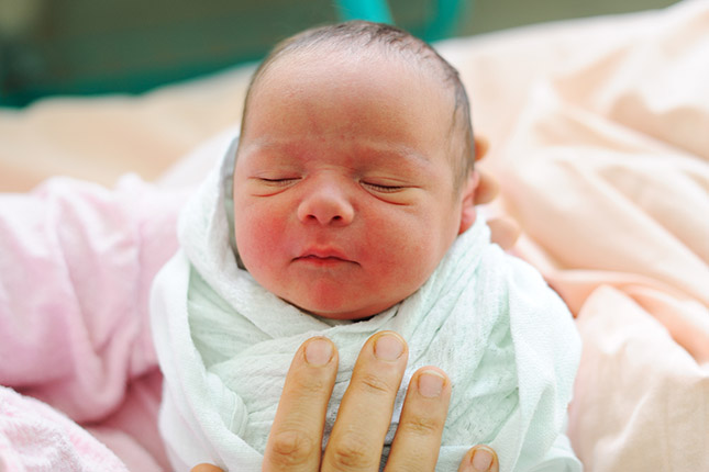 Какие прививки делают новорожденным в роддоме, за и против вакцинации 