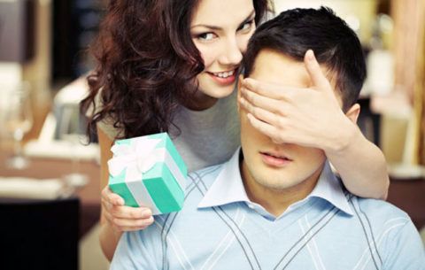 Что подарить парню: оригинальные и романтичные подарки на месяц отношений 