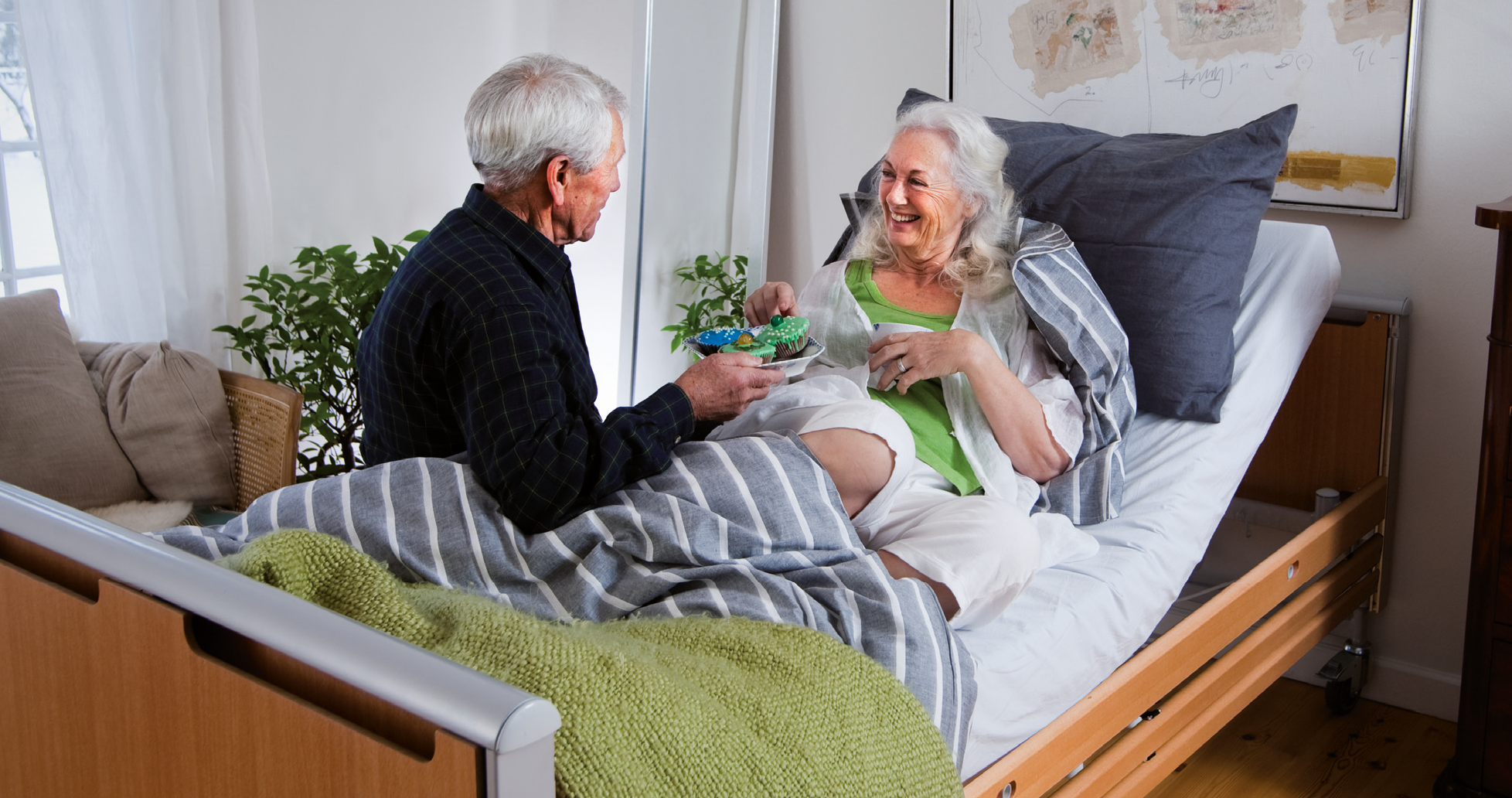 Лучшие матрасы для пожилых людей. Кровать для пожилых. Кровати для пожилых людей для дома. Матрас для пожилых. Спальное место для пожилого человека.