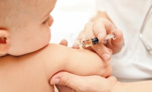 Можно ли делать ребенку прививку когда режутся зубы 
