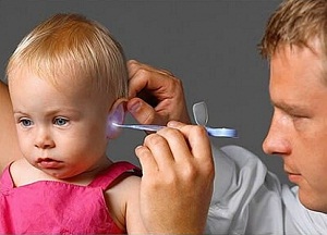 Боль и воспаление уха — отит у ребенка: лечение в домашних условиях, правила приема препаратов в зависимости от типа заболевания 