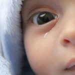 Если глазик плачет, или Почему слезится один глаз у ребенка? 