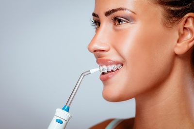 Как правильно чистить зубы и ротовую полость при помощи ирригатора? 