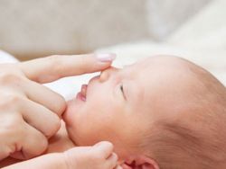 Как убрать сопли у новорожденного 