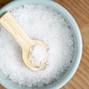 Лечение насморка солевым раствором: рецепты и полезные советы 