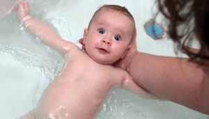 Можно или нет купать ребенка при температуре? 