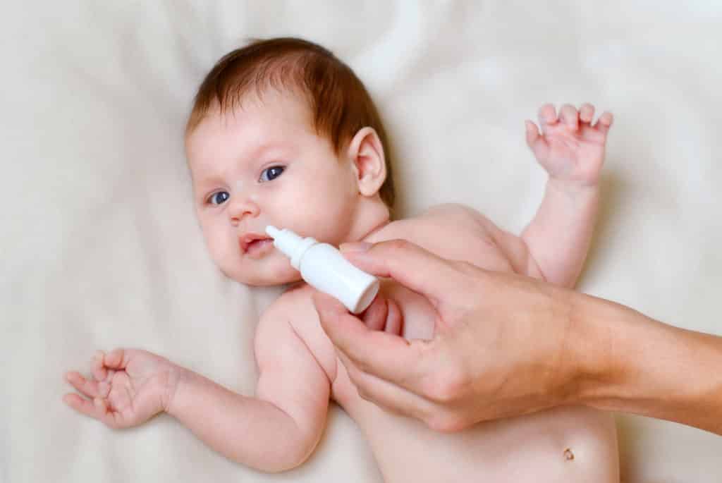 Почему новорожденный малыш часто чихает: физиологический насморк у грудного ребенка и другие причины 