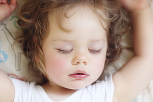 Шумное дыхание у ребенка во сне 