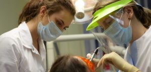 Ассистент стоматолога — основные и дополнительные обязанности 