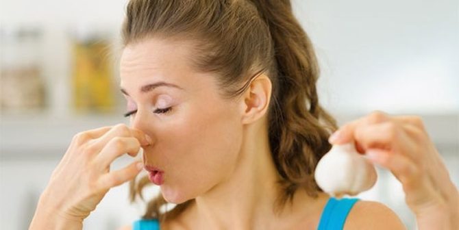 Как быстро убрать запах чеснока изо рта в домашних условиях: простые способы избавиться от неприятного аромата 
