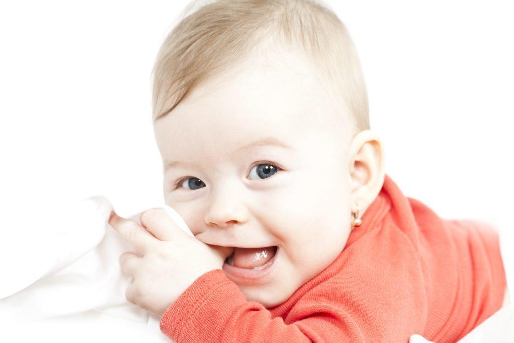 Каковы сроки прорезывания молочных зубов у детей? 