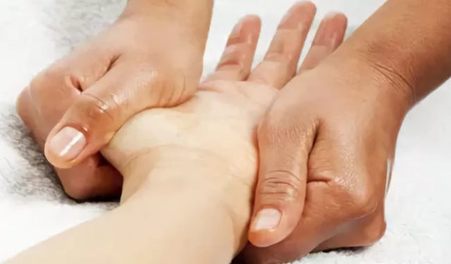 Как делается массаж кистей рук и пальцев? 