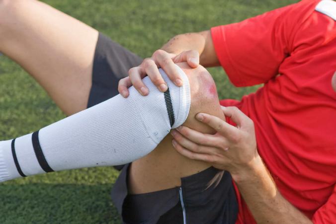 Какими методами лечить, если опухло колено и болит при сгибании 
