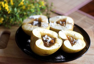 Печеные яблоки в духовке: рецепт, калорийность, польза и вред 