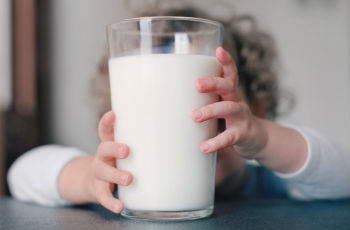 Коровье молоко в питании грудничка: напрасный риск 