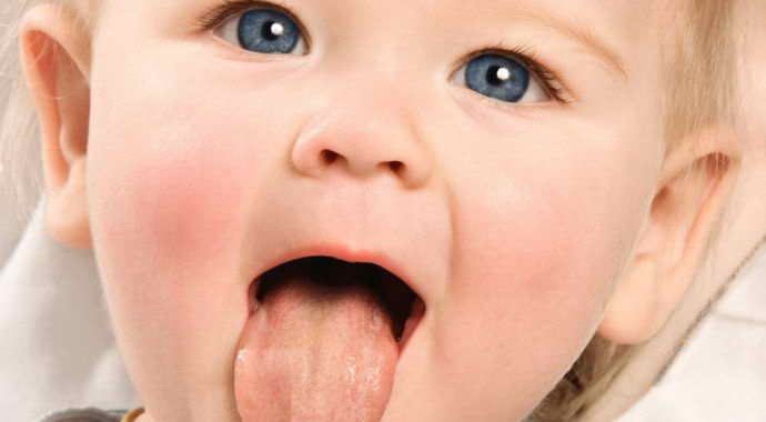 У ребенка болит язык и температура 