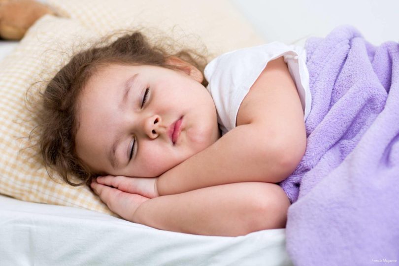 Здоровый сон новорожденных в детской кроватке: как не прогадать с размерами постельного белья? 
