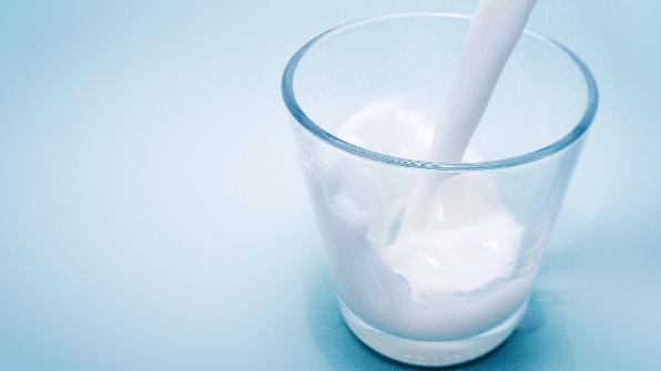 Можно ли пить молоко при заболеваниях поджелудочной железы и как вводить его в рацион 